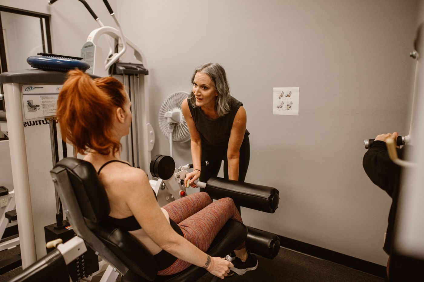 Personal trainer begeleidt een sporter tijdens een training