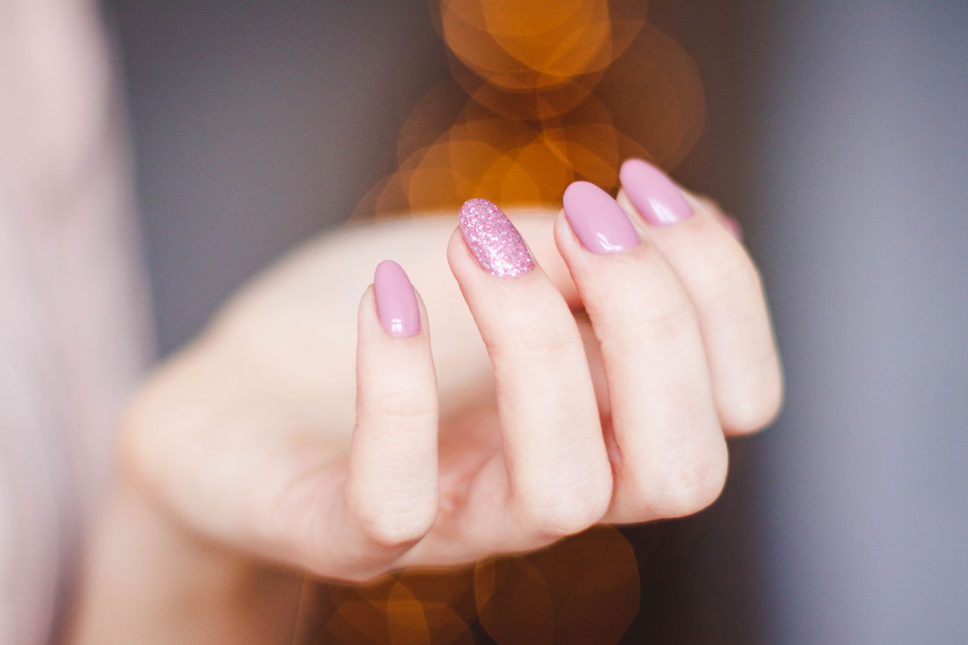 Roze manicure met een opvallend glitteraccent