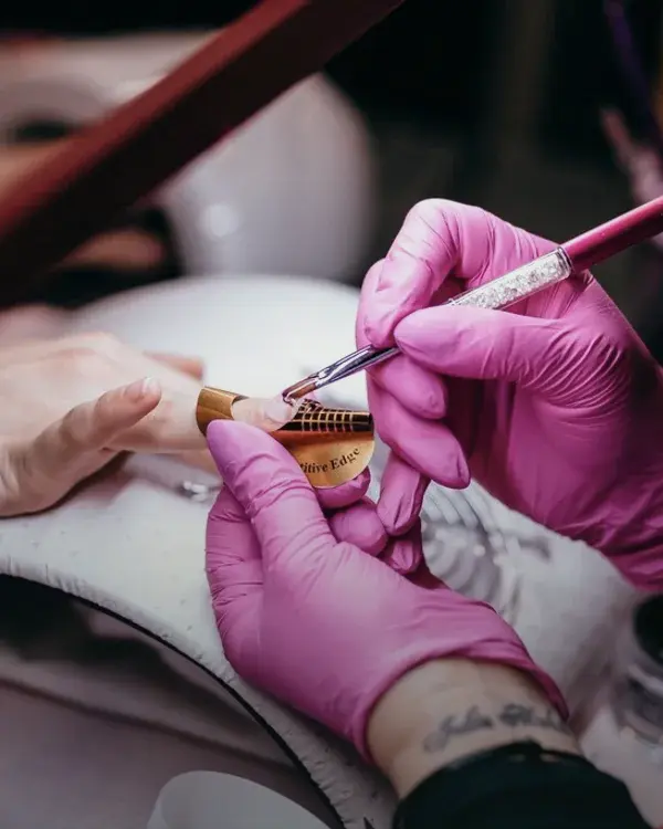 Nagelstylist werkt aan de nagels van een klant