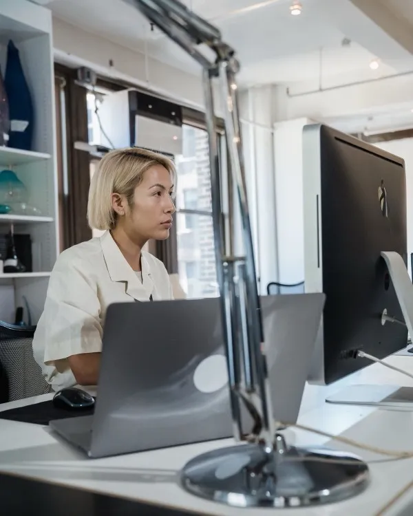 Vrouw werkt aan een laptop in een kantoor